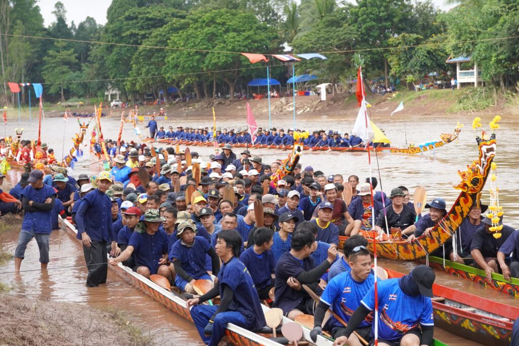 ชุมชนช่วยกันนำเรือแข่งลงสู่ลำน้ำน่าน ปี 2567