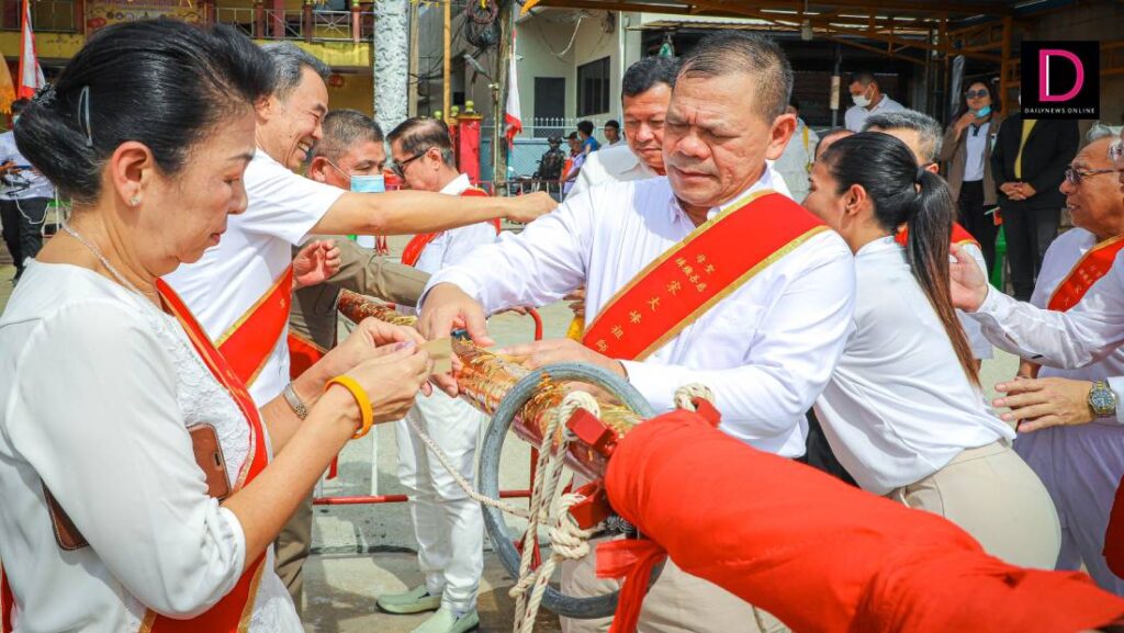 คณะกรรมการและผู้ร่วมงานประกอบพิธีขึ้นเสาโกเต้งปี 2565