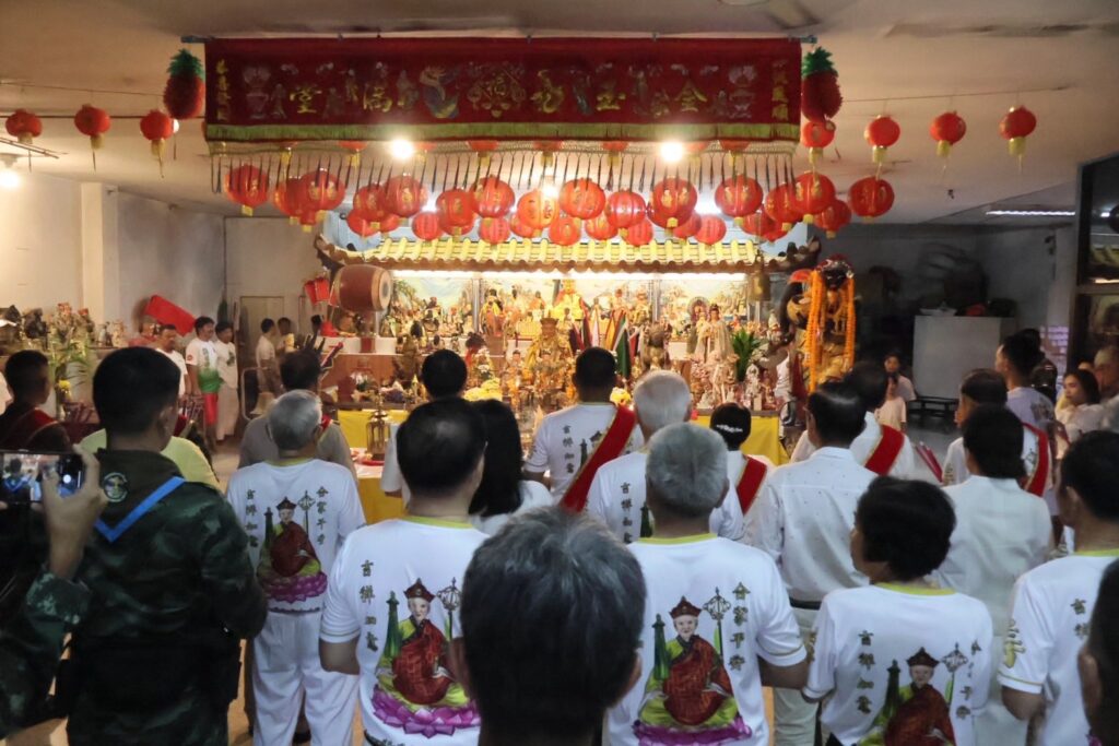 ผู้ถือศีลร่วมพิธีสักการะภายในศาลเจ้าปี 2568
