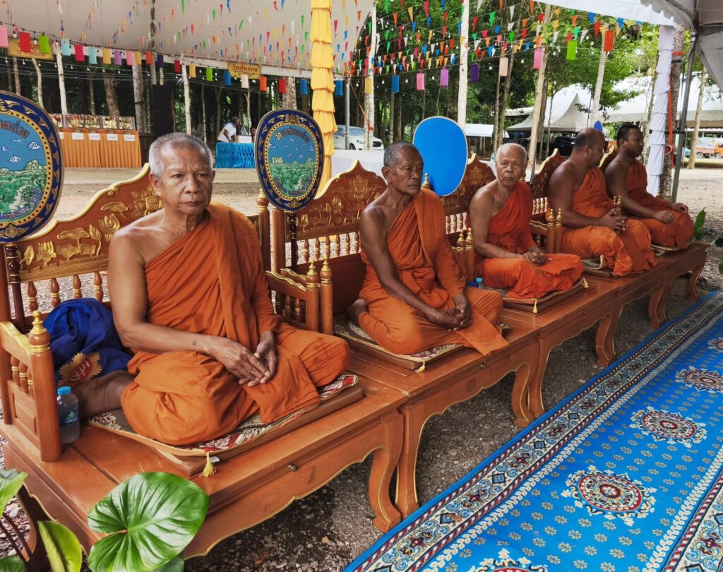 พระสงฆ์ร่วมพิธีที่วัดเขาสามหน่วย วันที่ 24 กรกฎาคม 2569