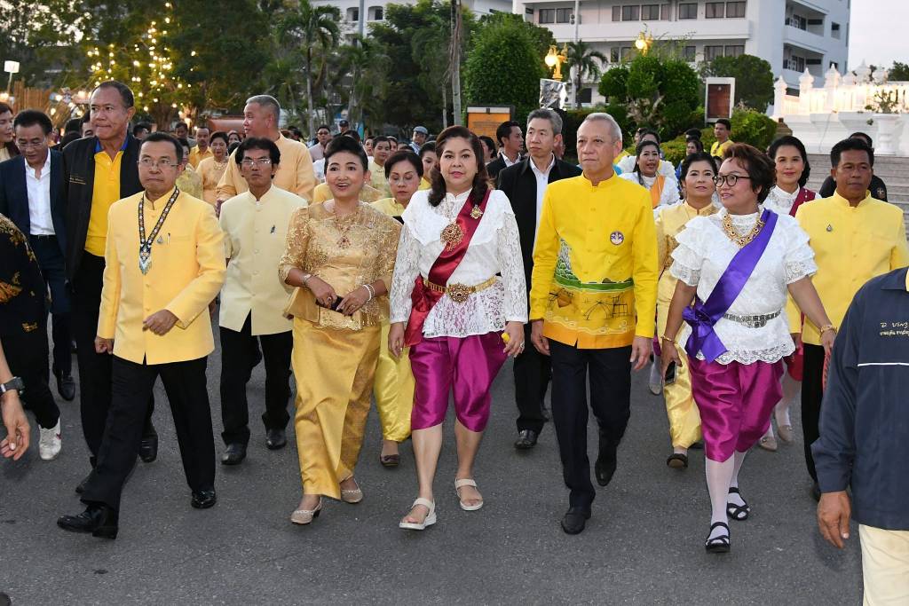ขบวนผู้ร่วมงานในบรรยากาศย้อนยุคของงาน 390 ปี ชัยบุรี ปี 2562