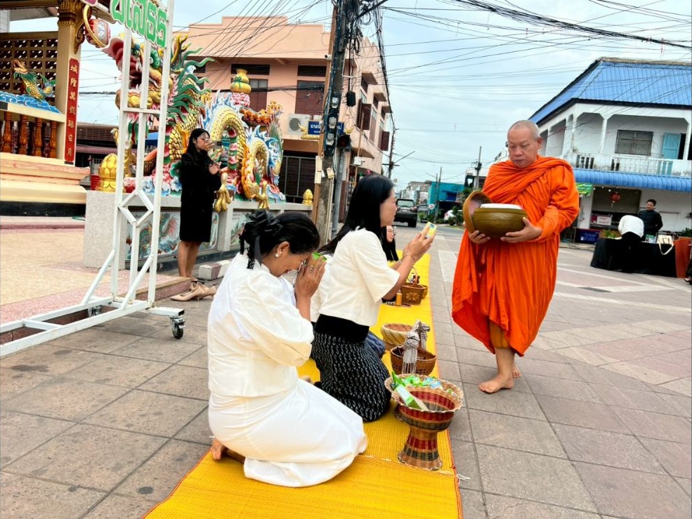 ผู้ร่วมกิจกรรมไหว้รับพรระหว่างพระสงฆ์เดินรับบิณฑบาต วันที่ 16 กรกฎาคม 2569