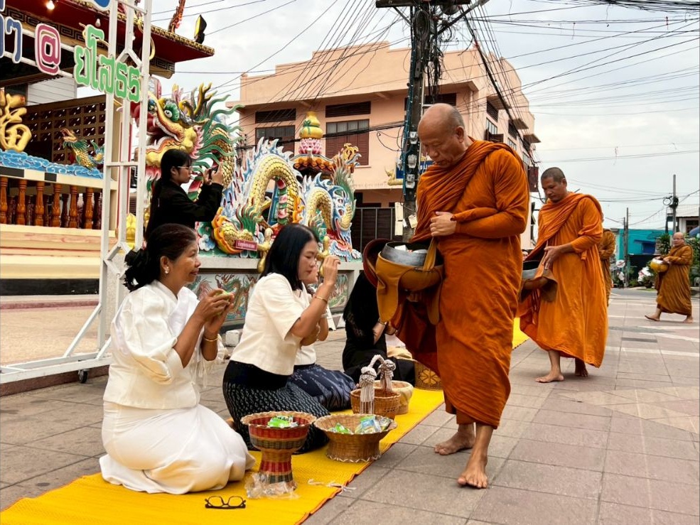 พระสงฆ์เดินรับบิณฑบาตตามแถวผู้ร่วมกิจกรรม วันที่ 16 กรกฎาคม 2569