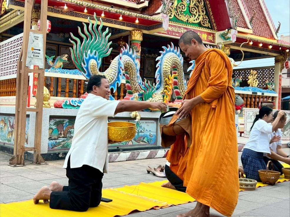 ผู้ร่วมงานถวายอาหารแห้ง ณ จุดจัดกิจกรรม วันที่ 16 กรกฎาคม 2569