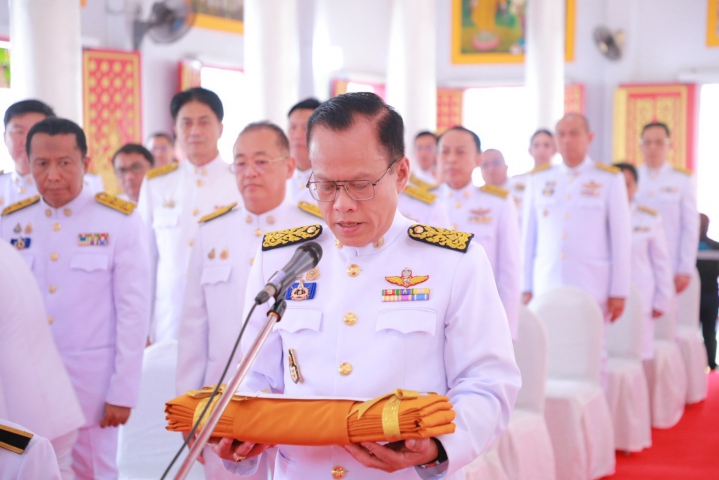 ผู้แทนอัญเชิญผ้าพระกฐินหน้าไมโครโฟนระหว่างพิธี ปี 2568