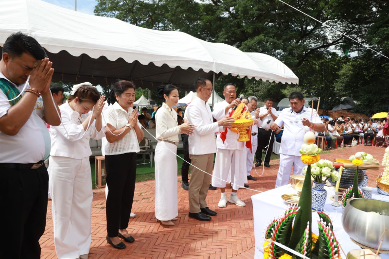 ผู้ร่วมพิธียืนประนมมือรอบโต๊ะเครื่องบวงสรวง ปี 2568