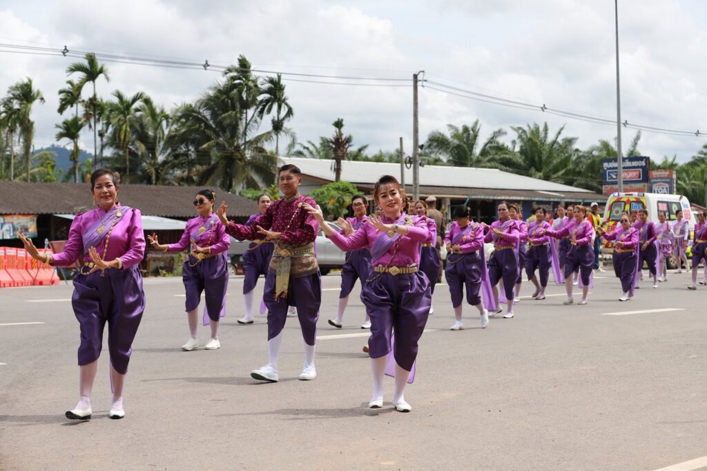 ขบวนฟ้อนรำวัฒนธรรมในพื้นที่งาน ปี 2568