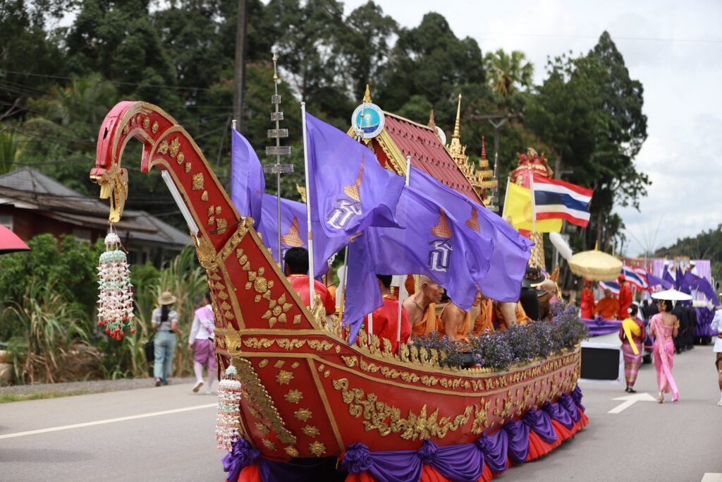 เรือพนมพระประดับในขบวนประเพณี ปี 2568