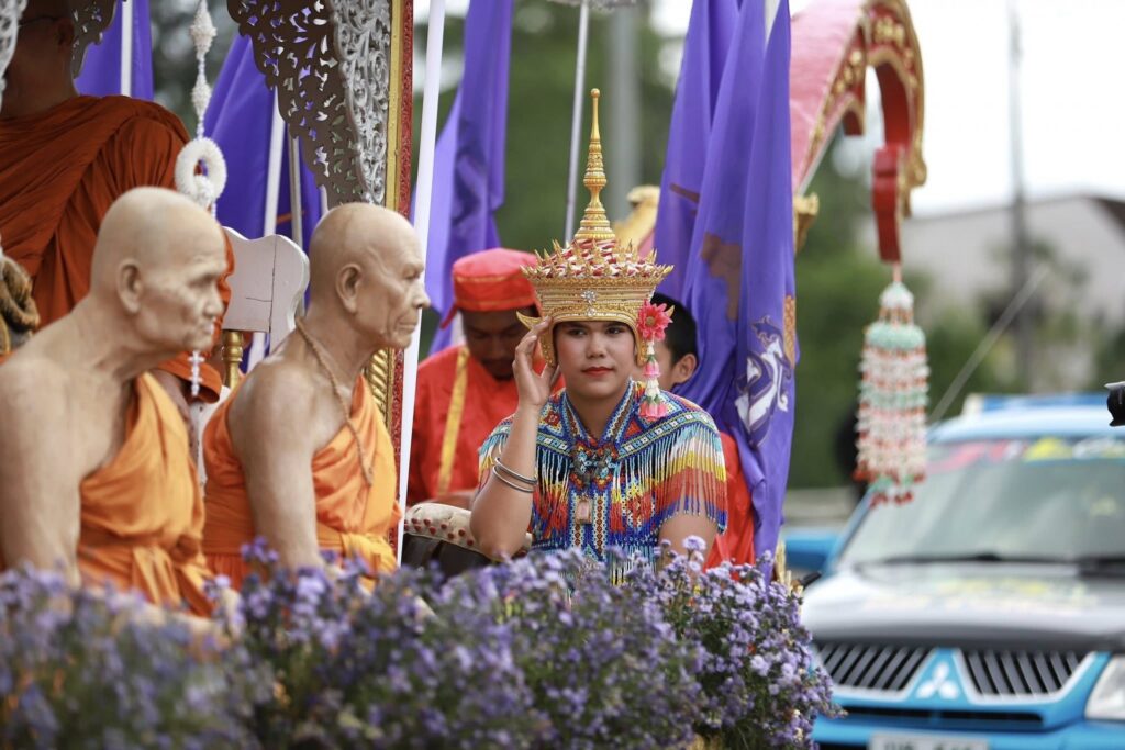 พระสงฆ์และผู้ประกอบพิธีบนเรือพนมพระ ปี 2568