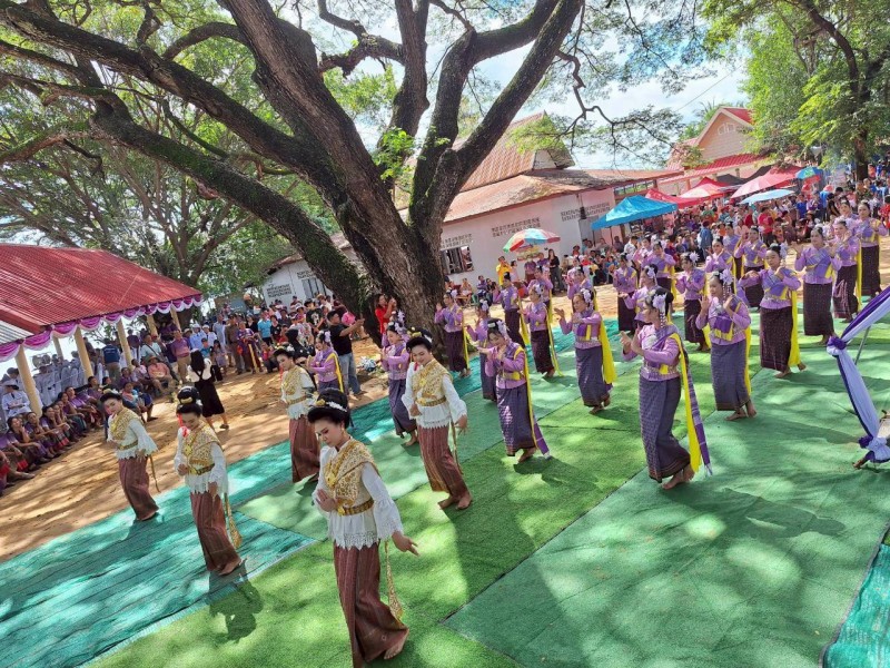 การฟ้อนรำวัฒนธรรมต่อหน้าผู้ชมในบริเวณงานบ้านกอก ปี 2568