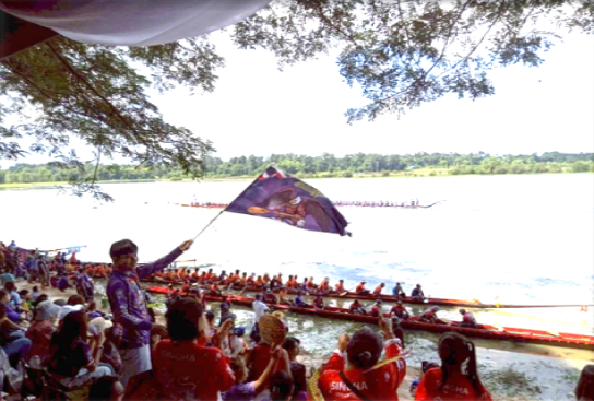 ฝีพายแข่งขันผ่านกองเชียร์ริมฝั่งท่าน้ำวัดสระบัว ปี 2568