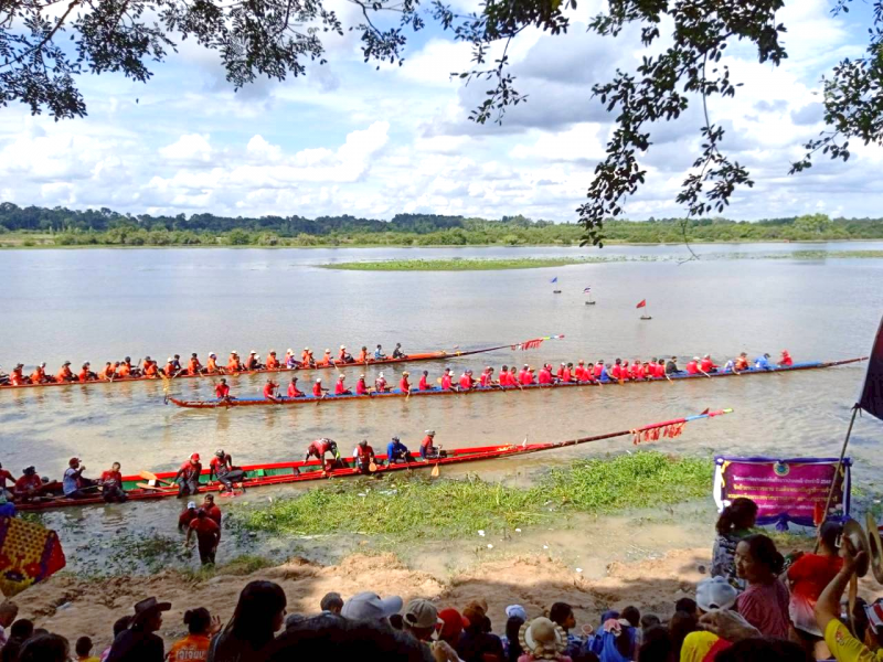 เรือยาวหลายลำในสนามแข่งขันริมฝั่งบ้านกอก ปี 2568