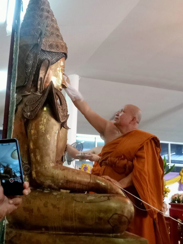 พระสงฆ์ประกอบพิธีล้างพระพักตร์พระมหามัยมุนีที่วัดศรีชุม วันที่ 28 กรกฎาคม 2569