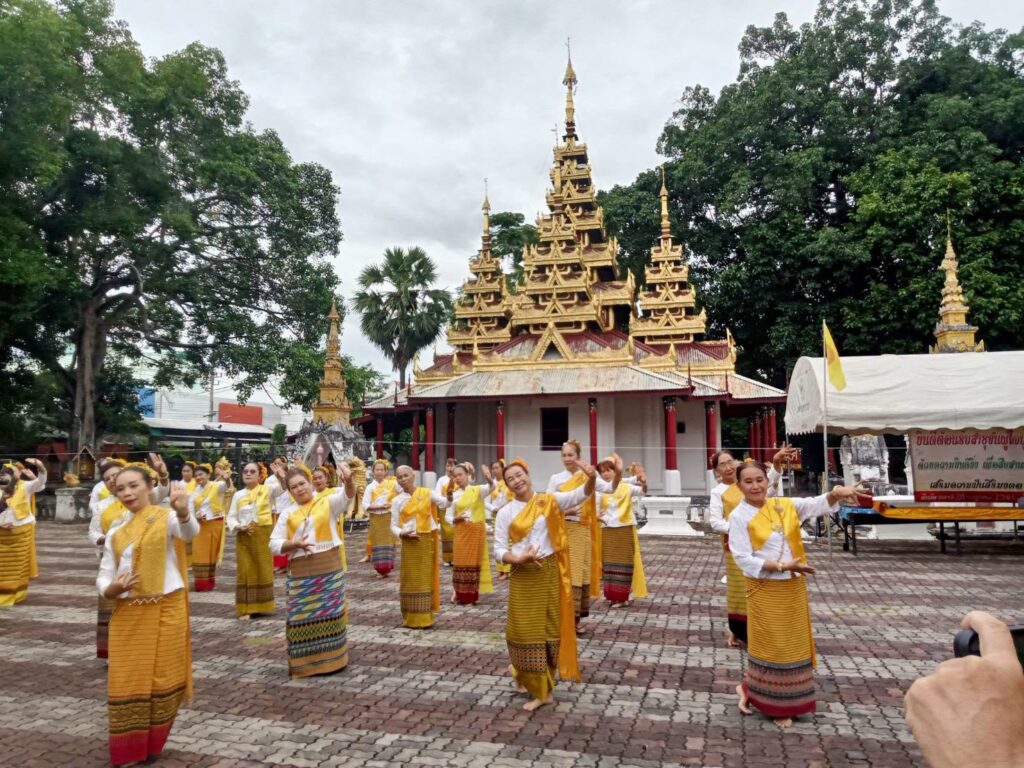 ประเพณีตักบาตรเที่ยงคืน “เป็งปุ๊ด” วัดศรีชุม ลำปาง 2569