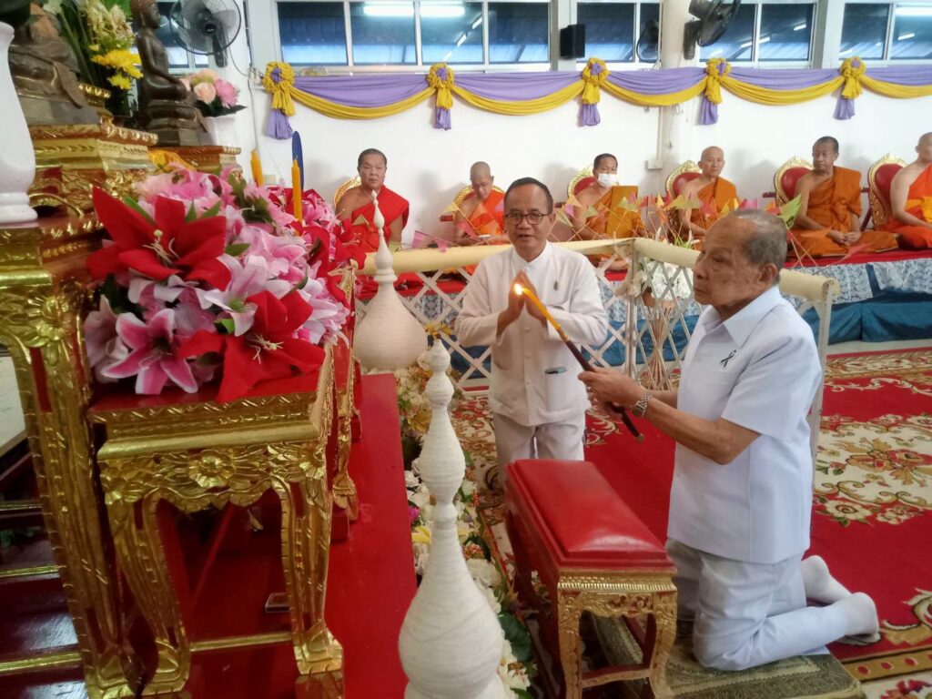 ประธานฝ่ายฆราวาสร่วมประกอบพิธีสรงน้ำที่วัดศรีชุม วันที่ 28 กรกฎาคม 2569
