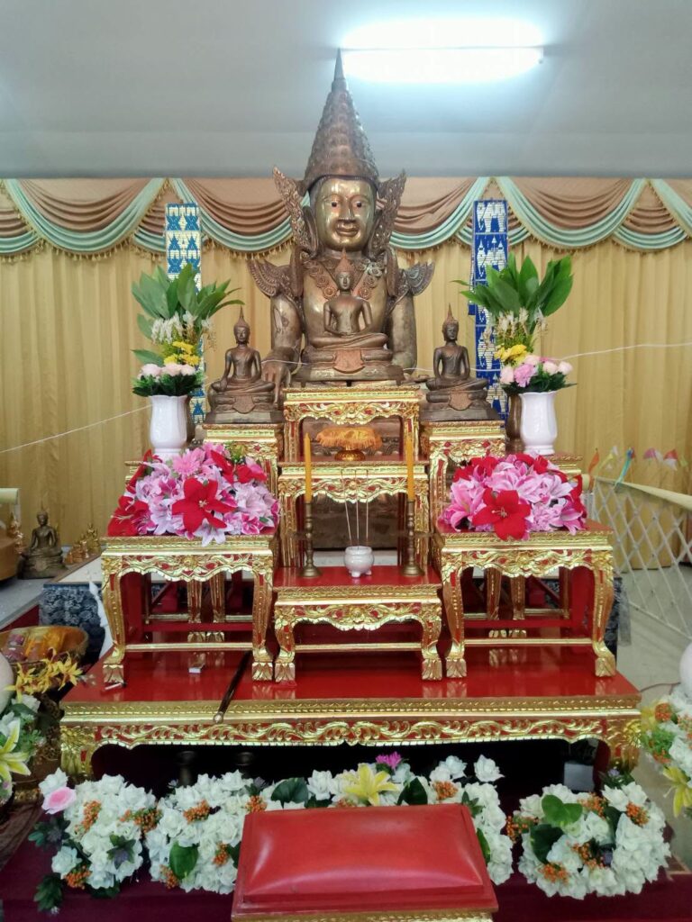 พระมหามัยมุนีประดิษฐานท่ามกลางเครื่องสักการะในพิธี วันที่ 28 กรกฎาคม 2569