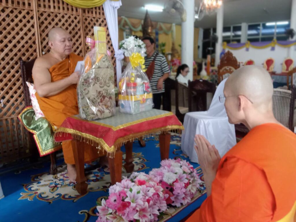 พระสงฆ์ประกอบพิธีบูชาภายในวัดศรีชุม วันที่ 28 กรกฎาคม 2569