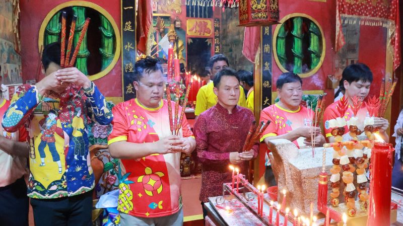 ผู้ร่วมงานประกอบพิธีหน้าแท่นบูชาภายในศาลเจ้า ปี 2568