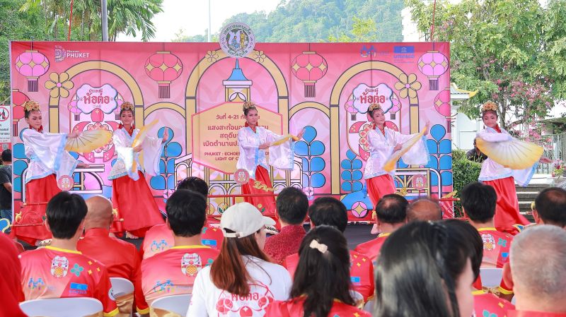 การแสดงบนเวทีท่ามกลางผู้ชมภายในงาน ปี 2568