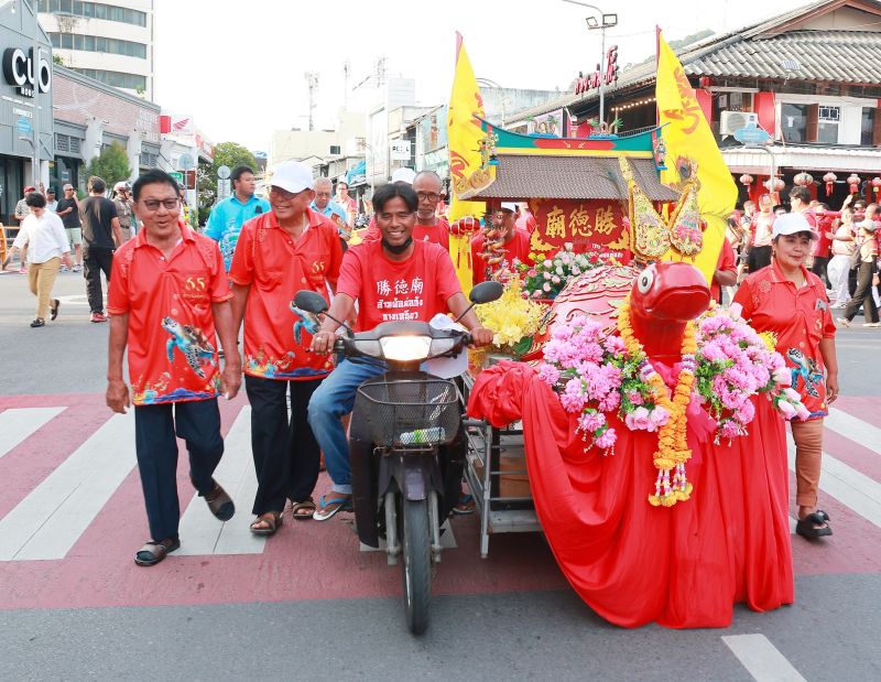 ขบวนแห่และรถเข็นเครื่องสักการะเคลื่อนผ่านถนนในงาน ปี 2568