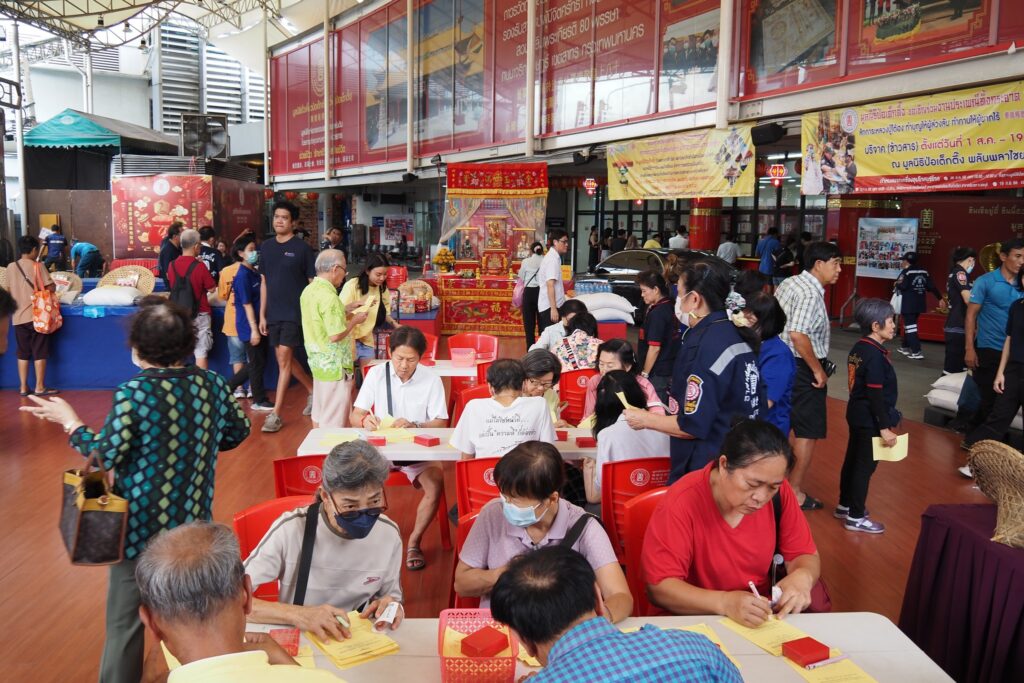 สาธุชนร่วมทำบุญในพื้นที่รับบริจาคที่พลับพลาไชย ปี 2568