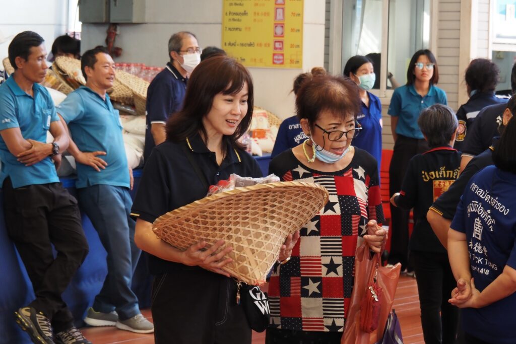 ผู้ร่วมงานรับชุดทานในพื้นที่กิจกรรมที่พลับพลาไชย ปี 2568