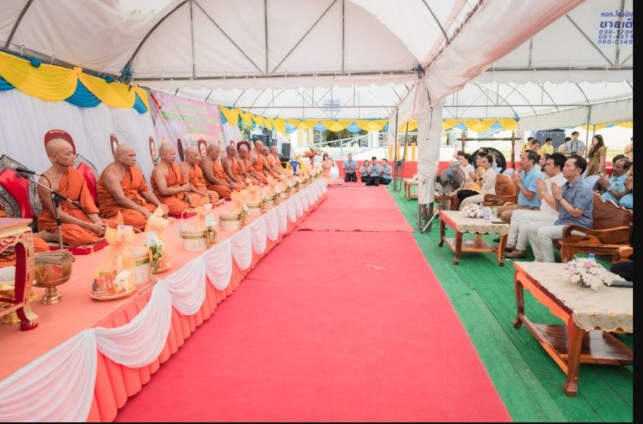 พระสงฆ์และประชาชนร่วมพิธีภายในวัดมาบยางพร ปี 2567