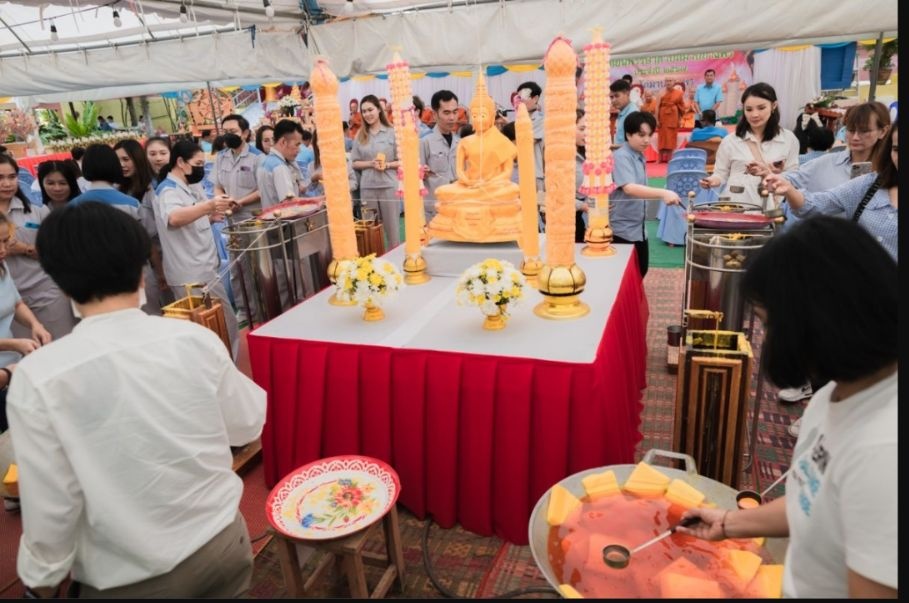 ผู้ร่วมงานประกอบกิจกรรมหล่อเทียนพรรษา ปี 2567