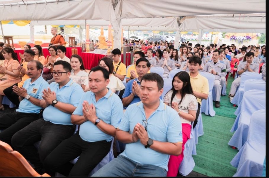 ประชาชนนั่งประนมมือร่วมพิธีที่วัดมาบยางพร ปี 2567