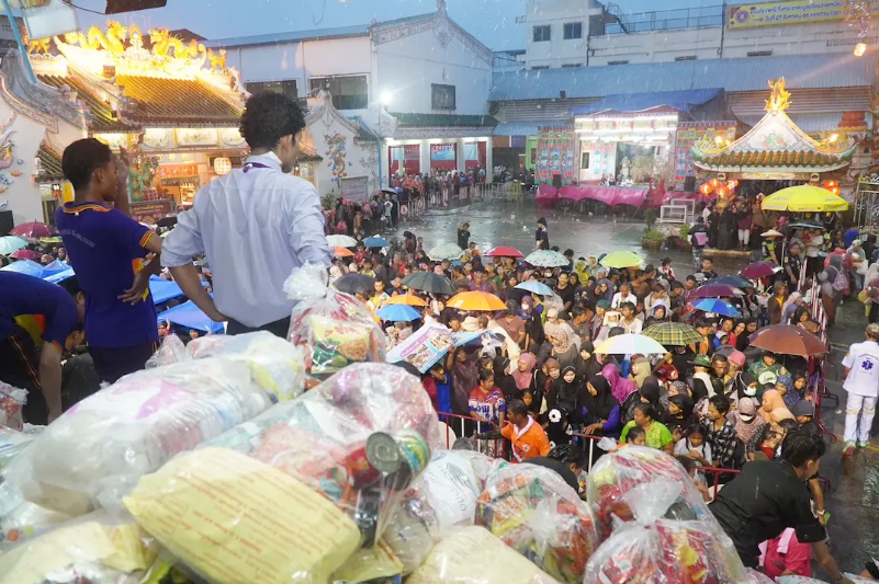 บรรยากาศประชาชนเข้าร่วมงานท่ามกลางสายฝน ปี 2568