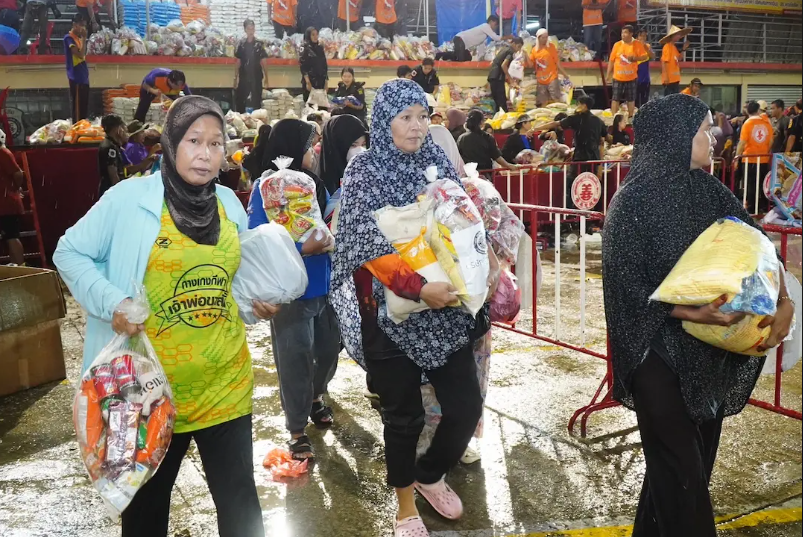 ผู้ร่วมงานรับชุดข้าวสารและเครื่องอุปโภคบริโภค ปี 2568
