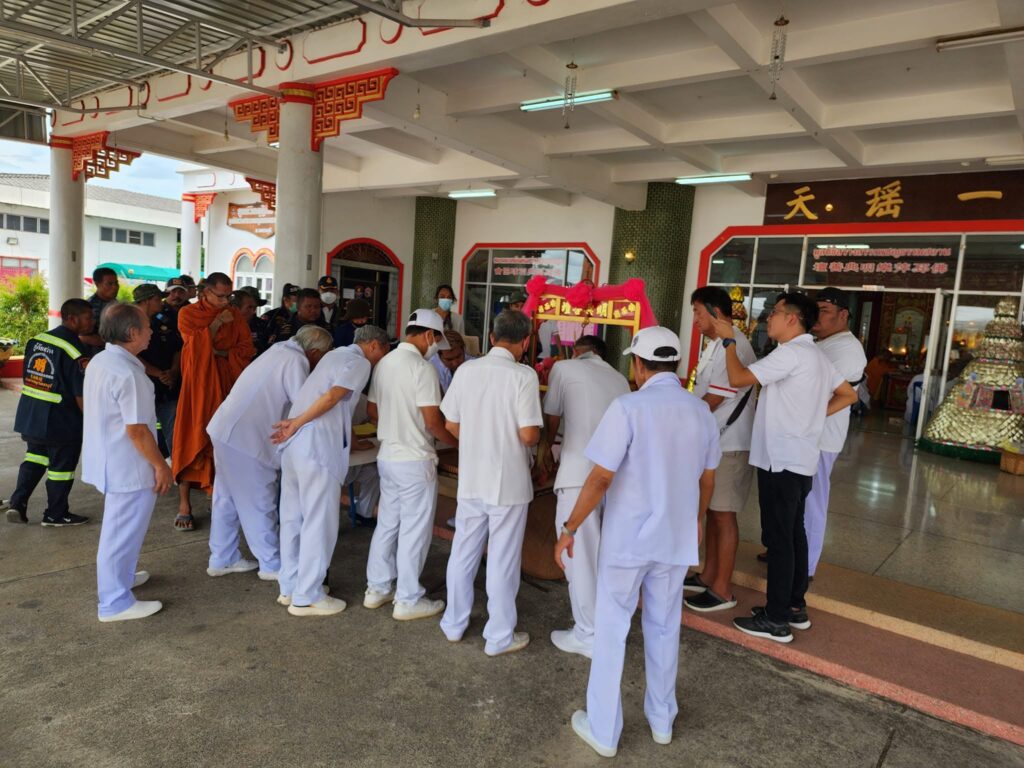 ผู้ประกอบพิธีและอาสาสมัครร่วมงานซิโกวภายในมูลนิธิ ปี 2566