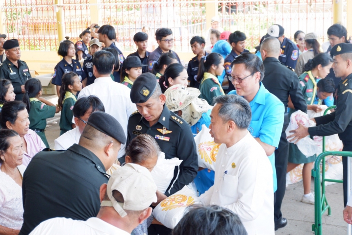 บรรยากาศการแจกข้าวสารและเครื่องอุปโภคบริโภค ปี 2561
