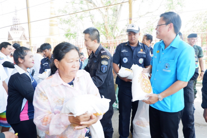 ผู้เข้าร่วมรับข้าวสารจากจุดแจกทานภายในงาน ปี 2561