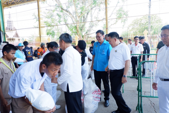 เจ้าหน้าที่และอาสาสมัครร่วมส่งต่อข้าวสารในพื้นที่งาน ปี 2561