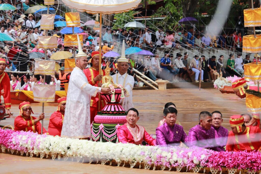 อัญเชิญพระพุทธมหาธรรมราชาบนเรือพิธีในงานปี 2568
