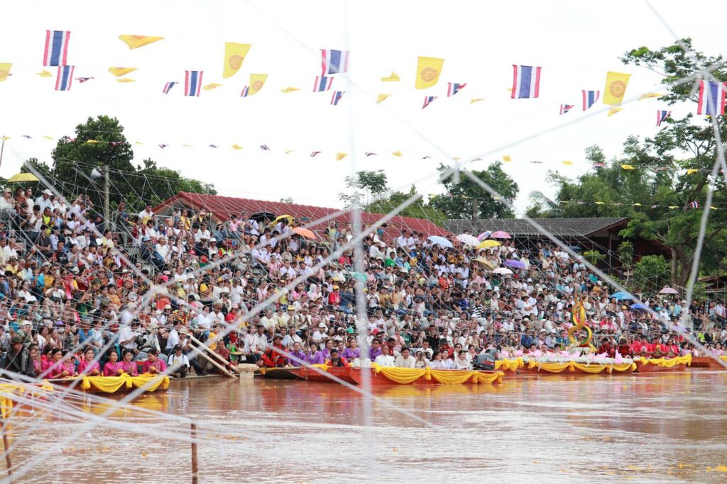 ประชาชนชมพิธีริมสองฝั่งแม่น้ำป่าสักในงานปี 2568