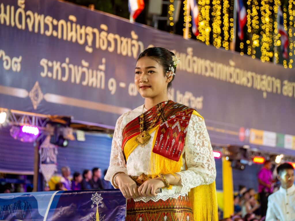 ผู้ร่วมขบวนในชุดผ้าพื้นเมืองสกลนคร ปี 2568