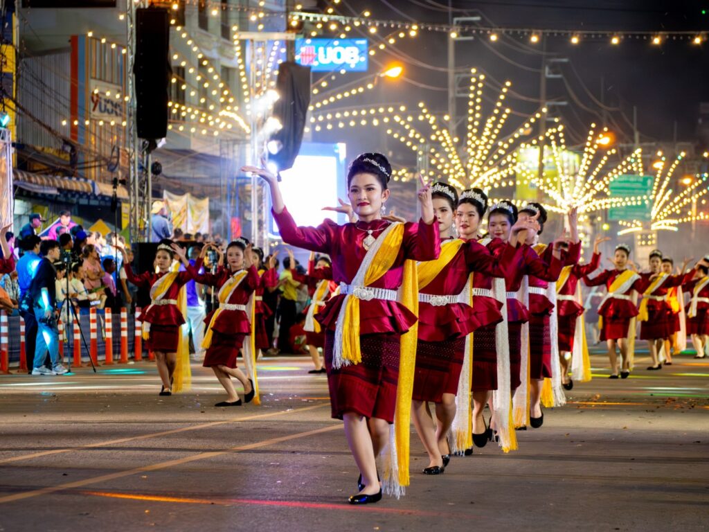 การรำประกอบขบวนวัฒนธรรมบนถนนสุขเกษม ปี 2568