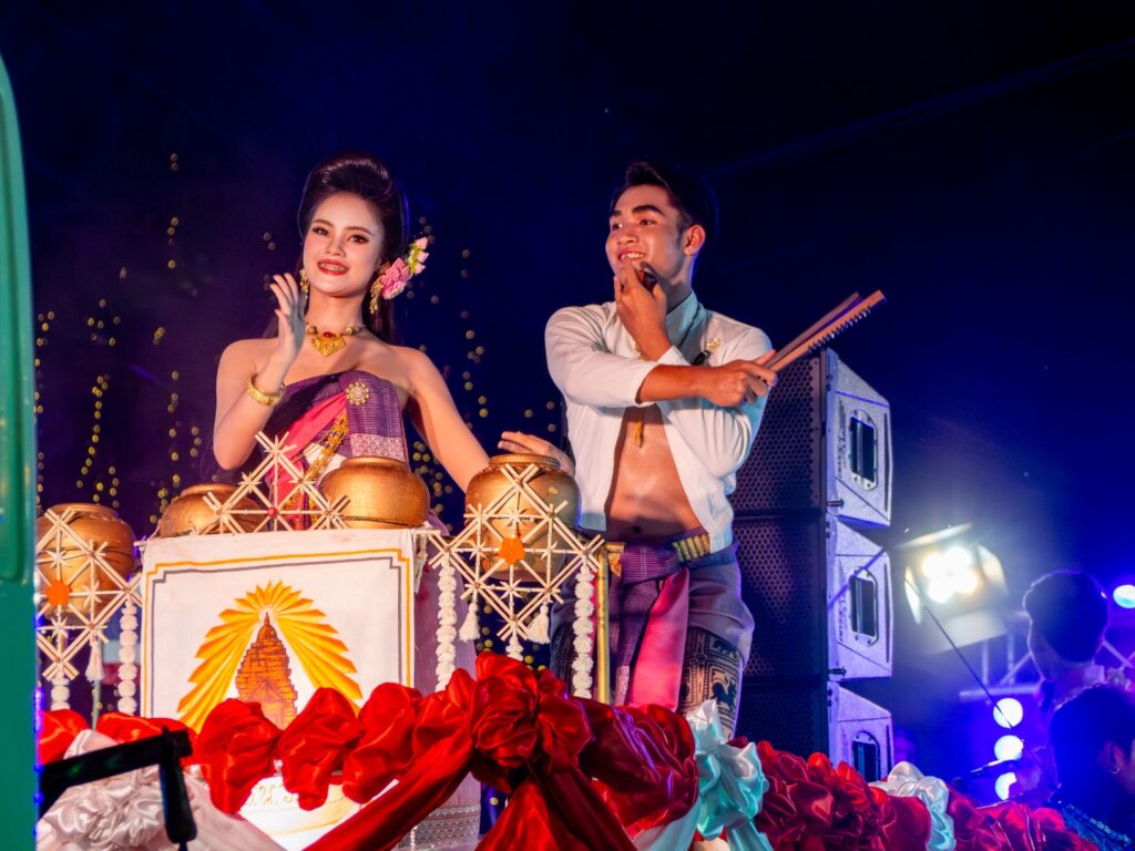 การแสดงวัฒนธรรมระหว่างขบวนแห่ปราสาทผึ้ง ปี 2568