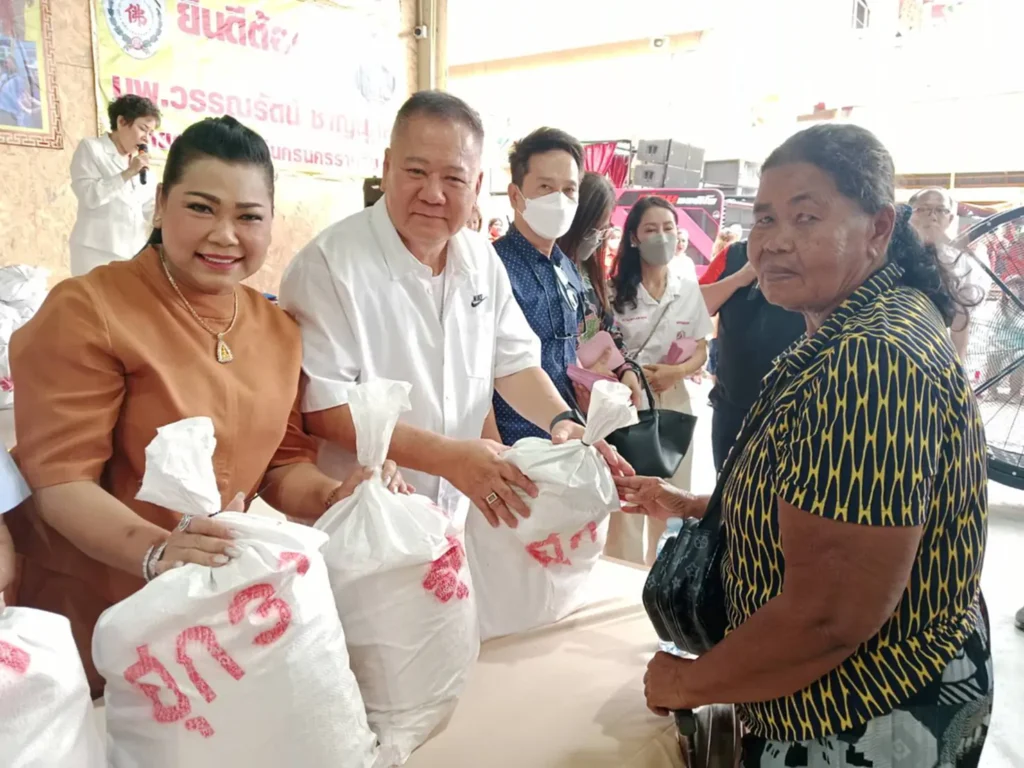 ประชาชนรับถุงข้าวสารจากผู้จัดงาน ปี 2568