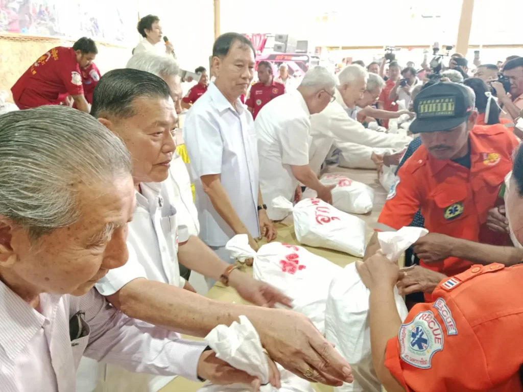 บรรยากาศจุดแจกสิ่งของแก่ผู้ร่วมงาน ปี 2568