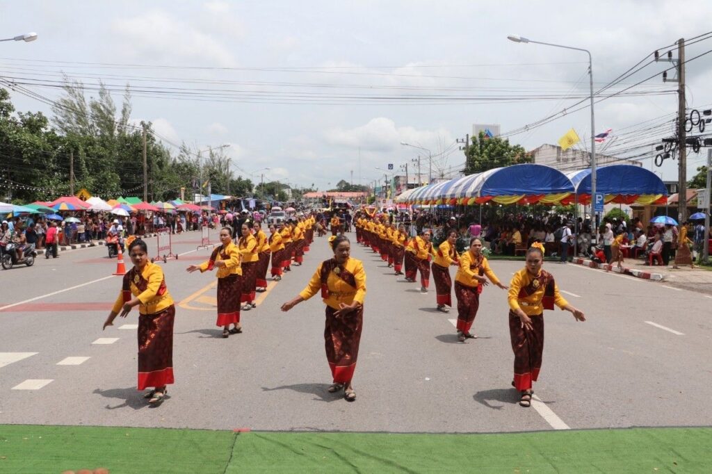 งานประเพณีแห่เทียนพรรษาอำเภอเกษตรวิสัย ร้อยเอ็ด 2569