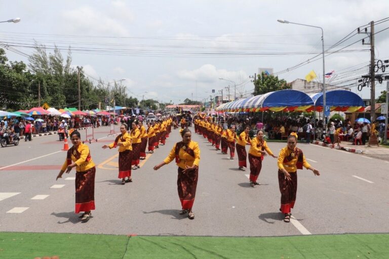 งานประเพณีแห่เทียนพรรษาอำเภอเกษตรวิสัย ร้อยเอ็ด 2569