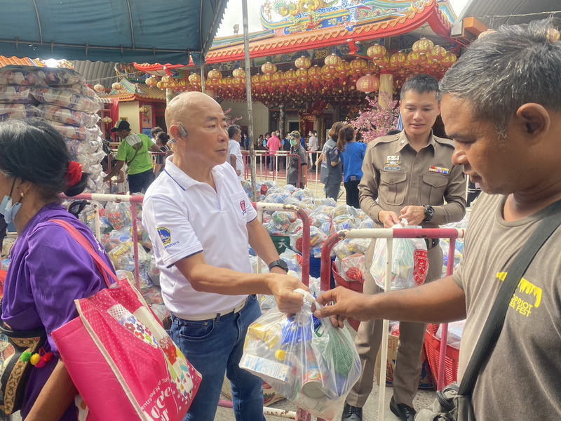 การส่งมอบถุงเครื่องอุปโภคบริโภคแก่ผู้รับทาน ปี 2566