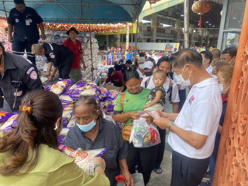 อาสาสมัครแจกข้าวสารและสิ่งของแก่ประชาชนในพื้นที่งาน ปี 2566