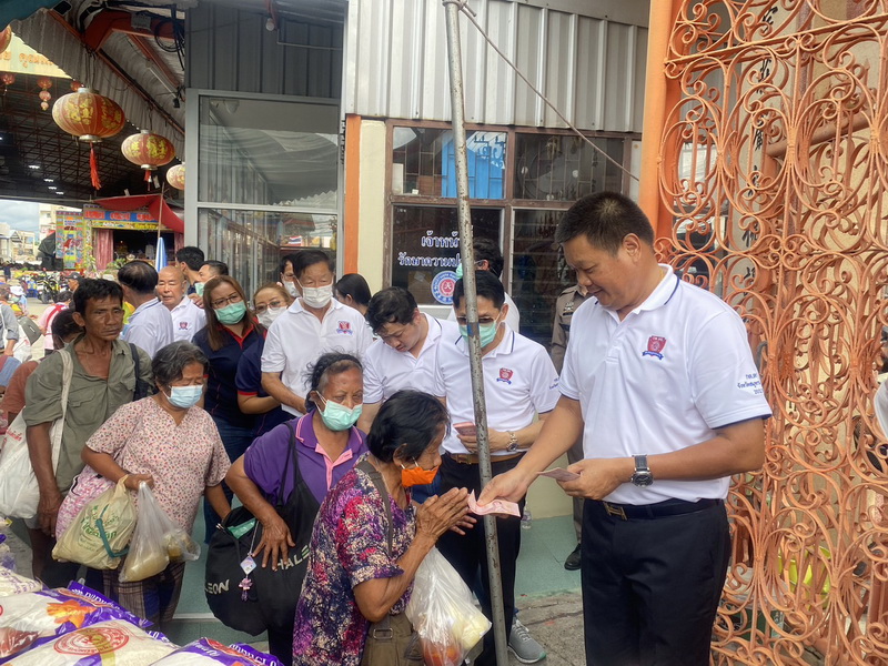 ผู้สูงอายุรับทานและสิ่งของบริเวณทางเข้าจุดแจก ปี 2566