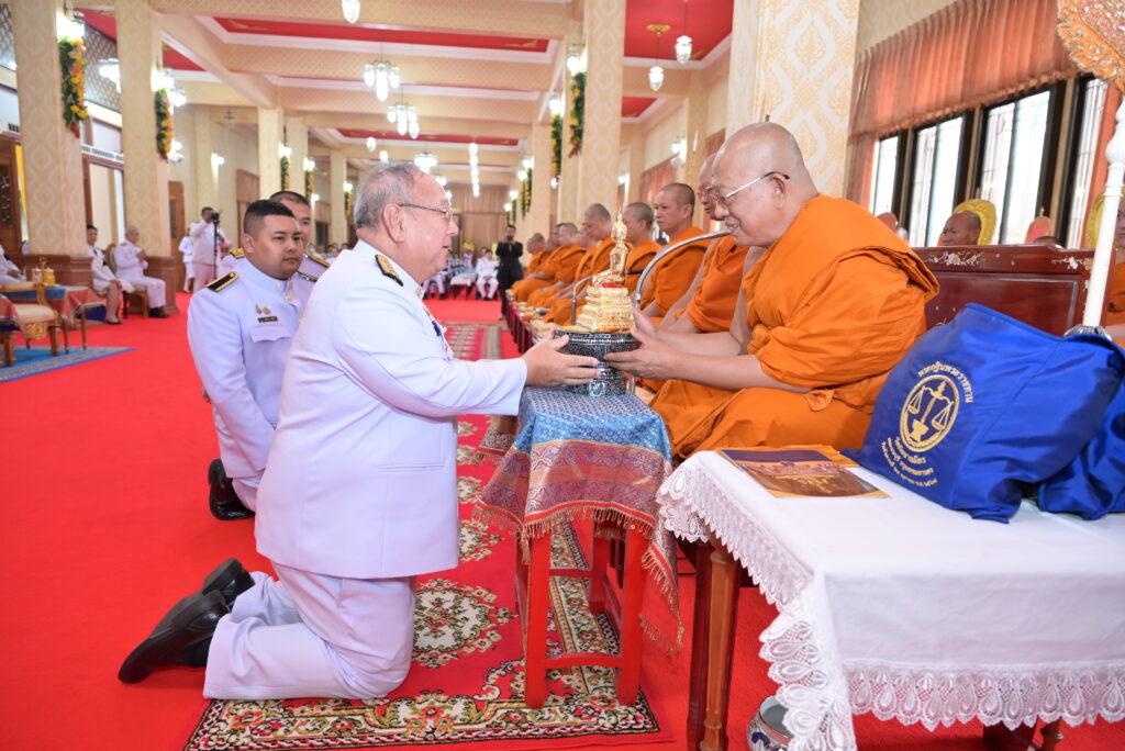การน้อมถวายผ้าพระกฐินพระราชทานในพิธีของศาลปกครอง ปี 2568