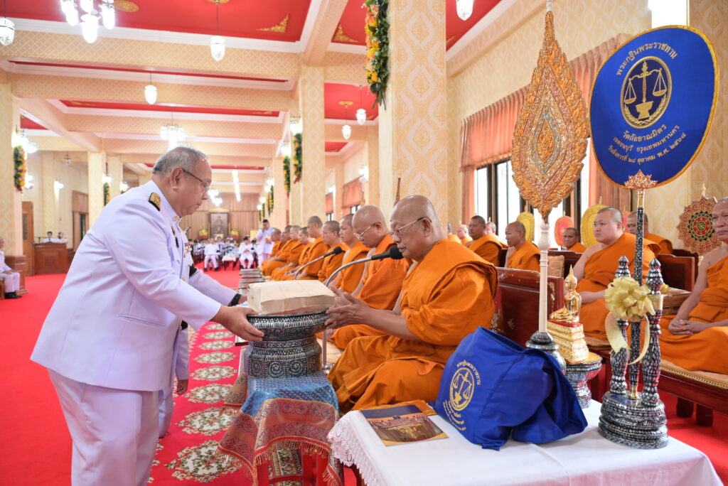 ผู้ร่วมพิธีนั่งสำรวมภายในพระอารามระหว่างพิธีปี 2568