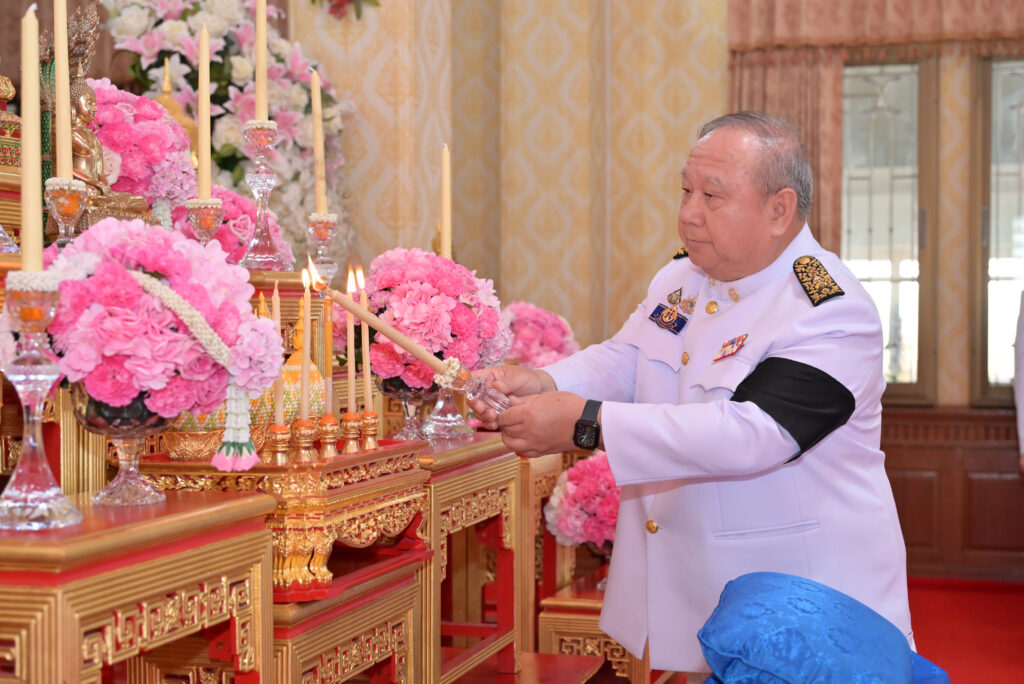 การจุดธูปเทียนบูชาพระรัตนตรัยก่อนลำดับถวายพระกฐิน ปี 2568